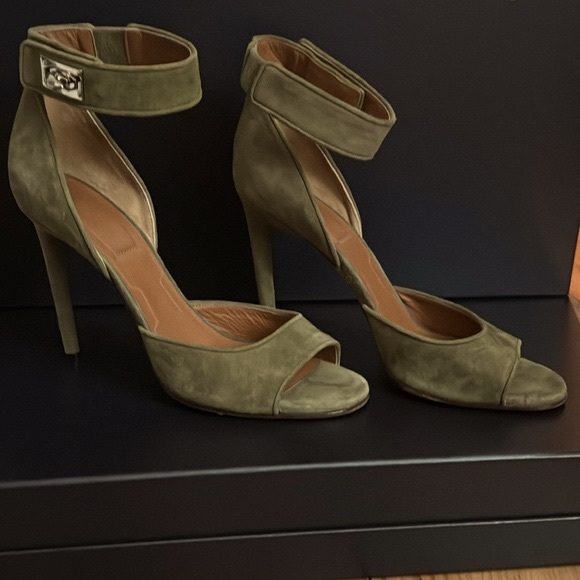 GIVENCHY PARIS Sharklock Ankle Strap Suede Heels Olive Open Toe Sz 10 9.5 or 9 - Picture 2 of 13
